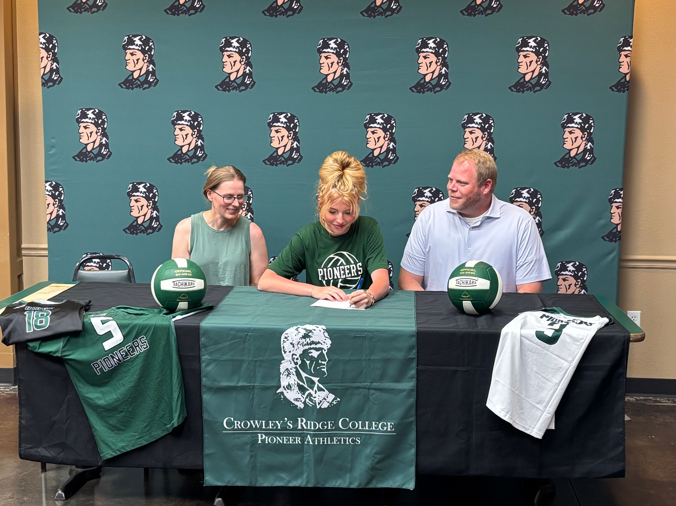 Beck Signs with Pioneer Volleyball