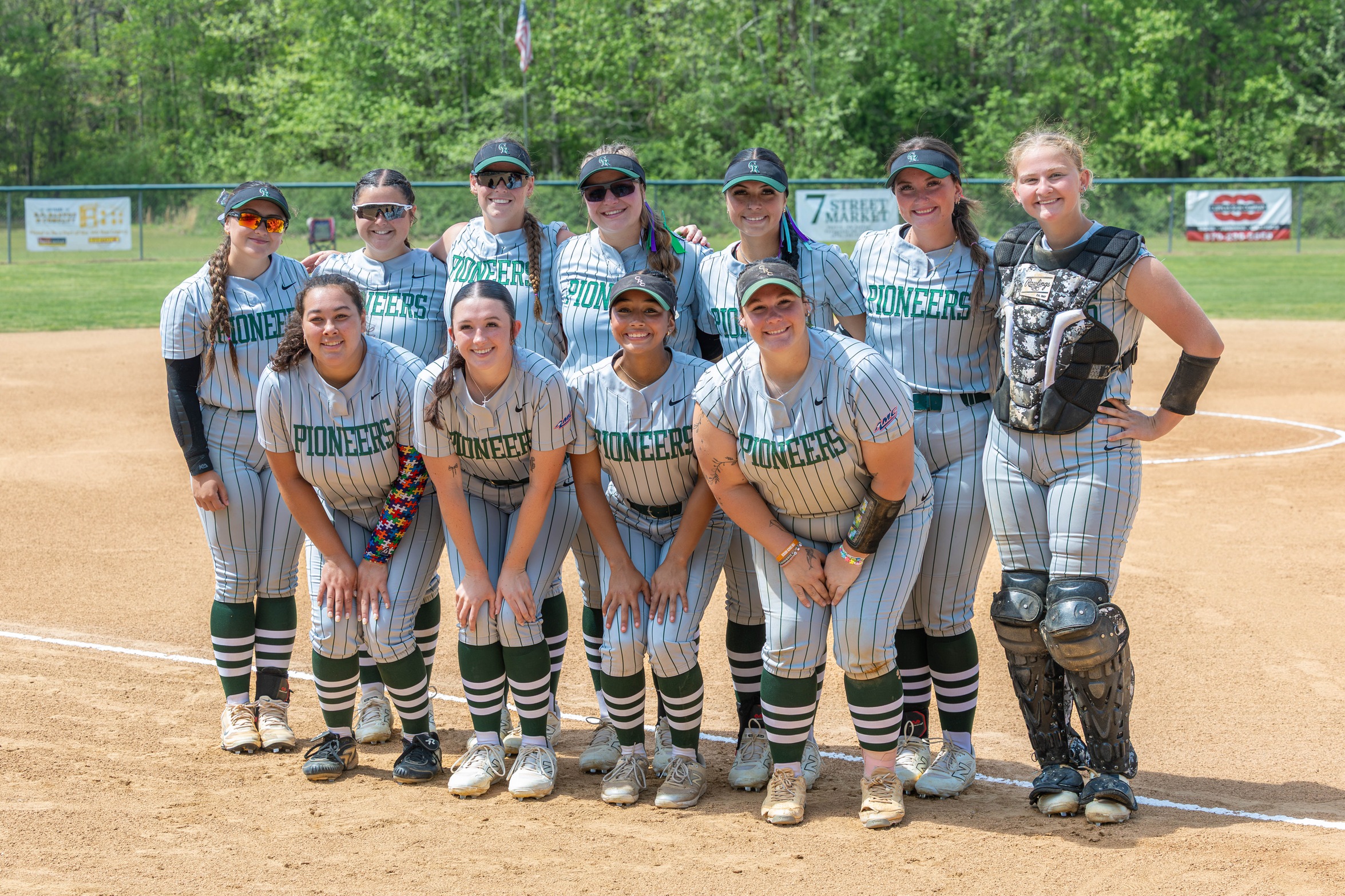 Pioneers Swat Hornets on Senior Day